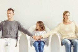 Lương thấp hơn người còn lại liệu có giành được quyền nuôi con nếu ly hôn không?