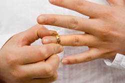 Vợ ngoại tình chồng ly hôn đơn phương có được không?