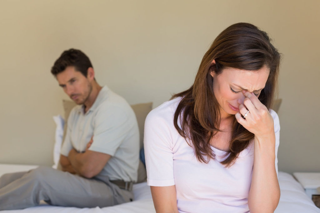 Khi vợ ngoại tình với người khác dẫn đến ly hôn thì có thể khởi kiện được không?