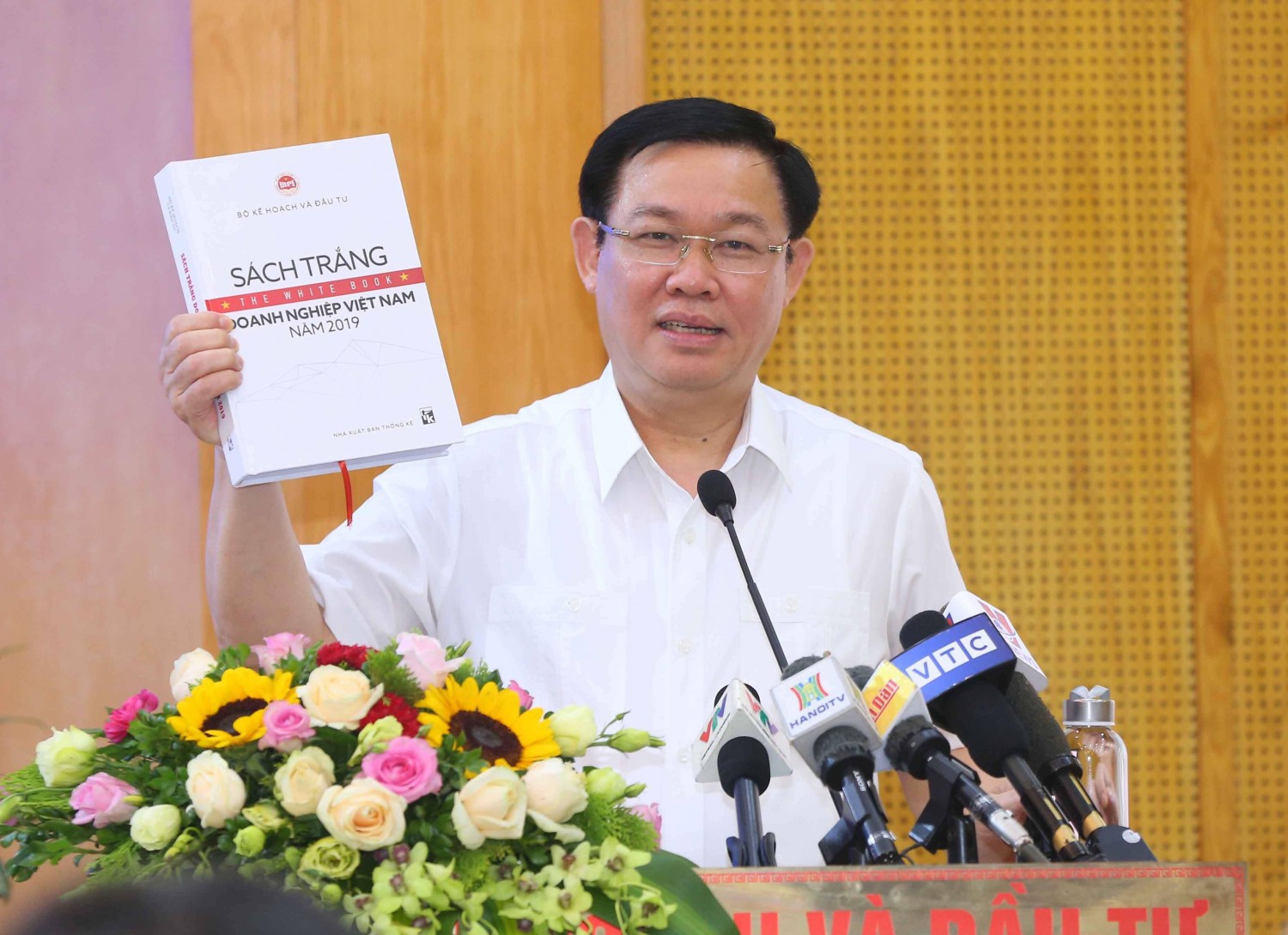 Phó Thủ tướng Vương Đình Huệ đánh giá cao nội dung Sách trắng Doanh nghiệp Việt Nam 2019 và yêu cầu tiếp tục hoàn thiện nâng cao chất lượng dữ liệu.